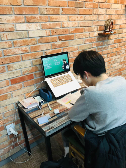 강의실의 이미지입니다.